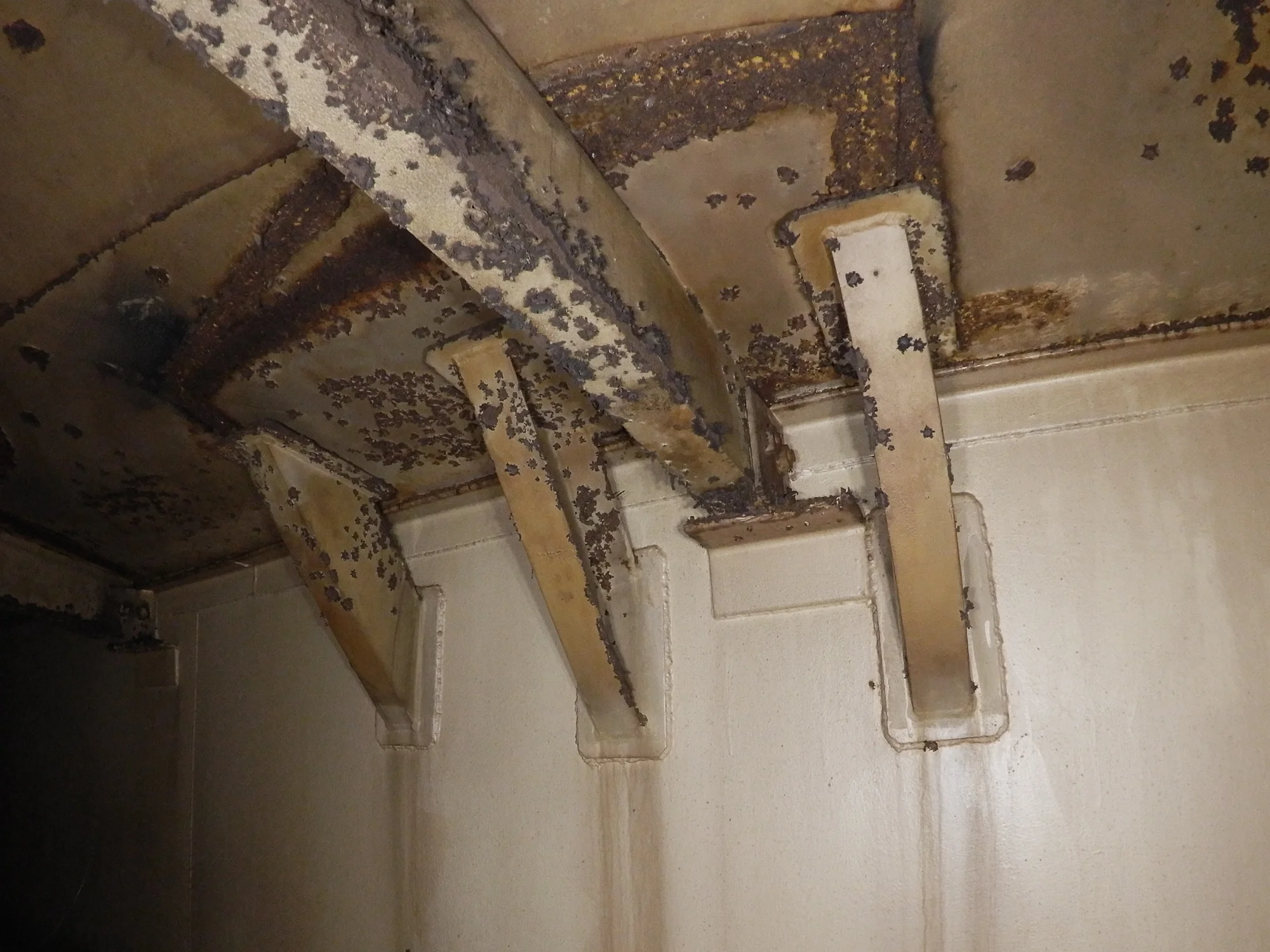 The inside ceiling joints of an oil storage tank