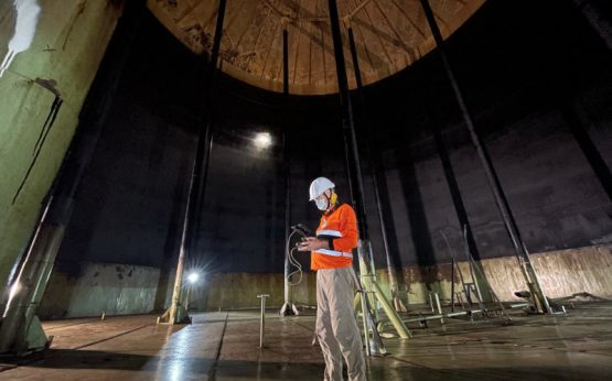 Operating the Elios 2 inside an oil storage tank